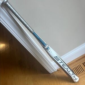 Easton Stealth Bat 32 drop 10. Like new. Only used a few times.